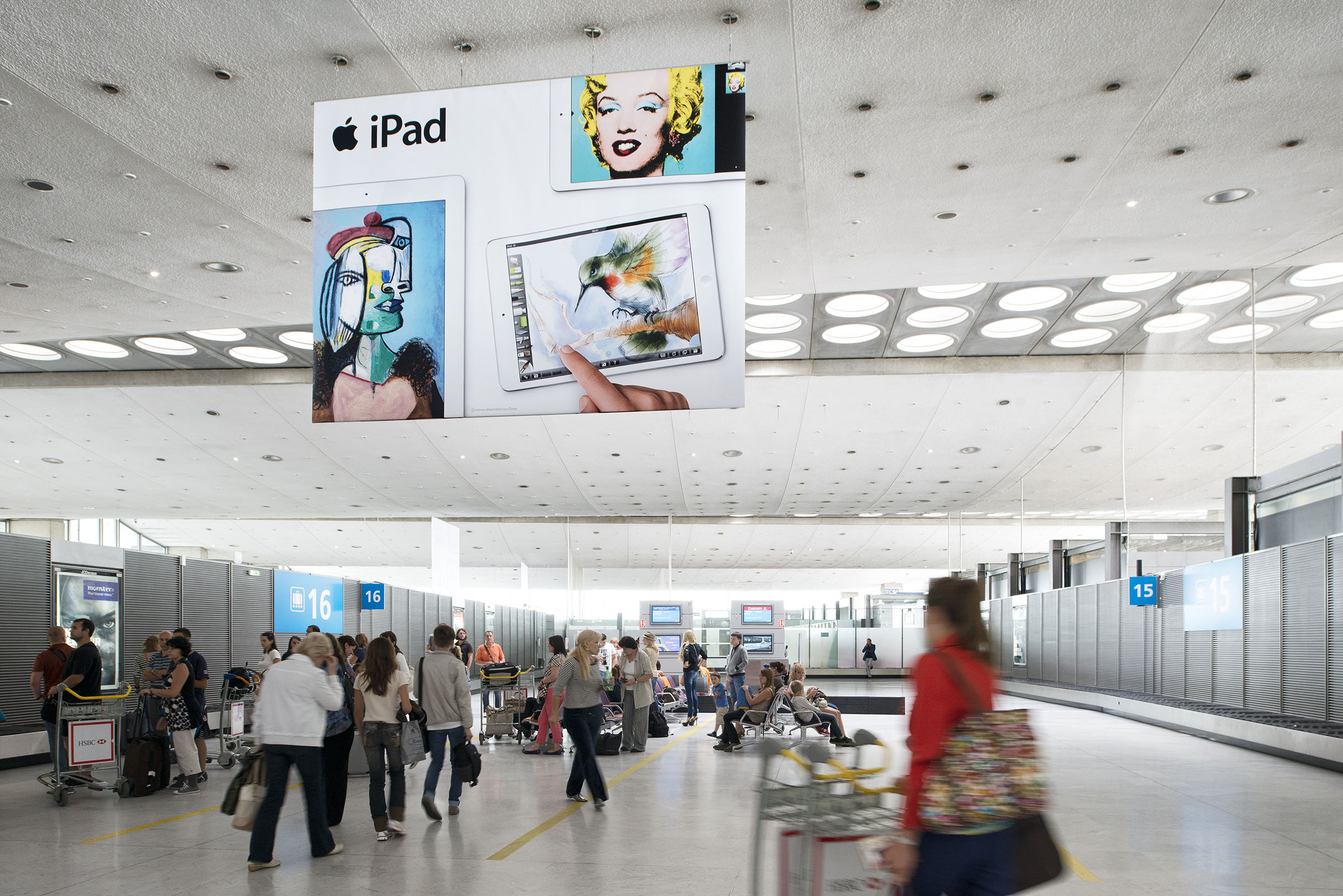 Apple_full giant banners_CDG 2C_0813.jpg