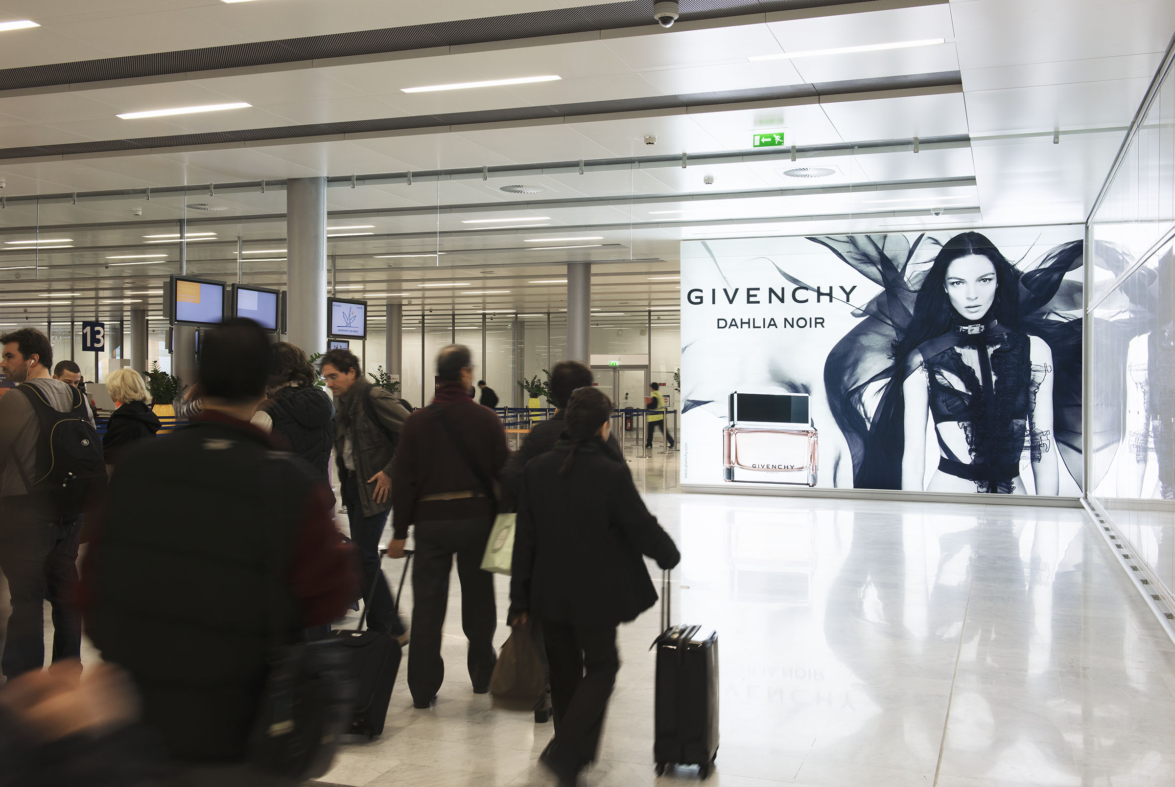 Givenchy_bon voyage emergence_T2S4L13_CDG 2E S4_1212.jpg